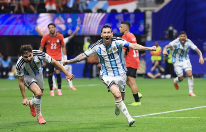 Con-el-orgullo-del-campeón-Argentina-remontó-un-partidazo-y-le-ganó-3-2-a-Egipto-para-avanzar-a-cuartos-El-Gráfico-07-07-2026_03_33_PM